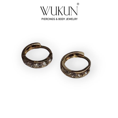 أقراط حلق صغير ذهب عيار 18k كلاسيك مع فصوص لامعة