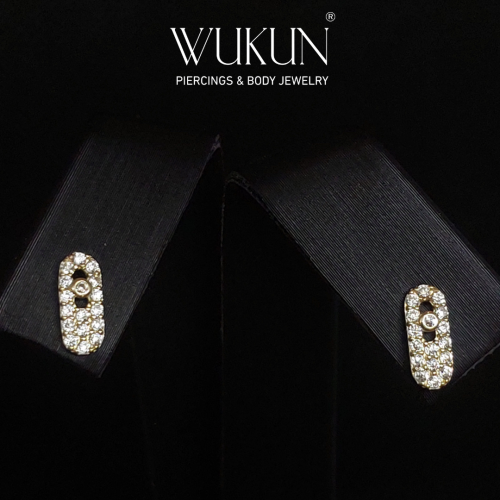 أقراط ذهب عيار 18k شكل بيضاوي مرصع بفصوص لامعة