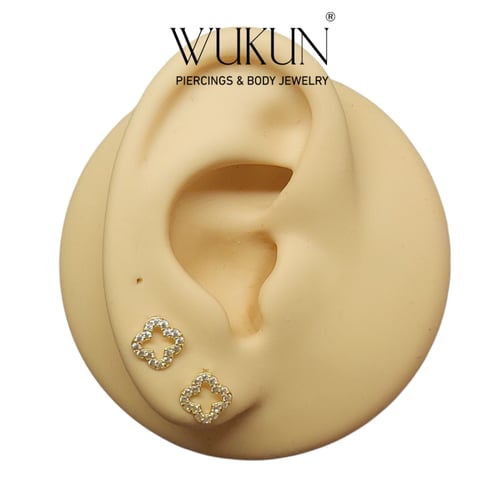 أقراط ذهب عيار 18k بشكل زهرة الكلوفر مفرغة