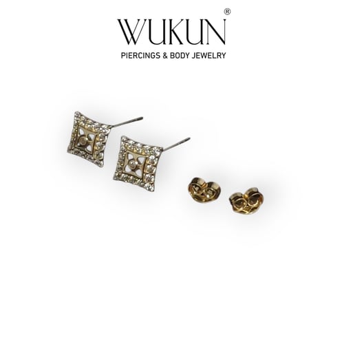 أقراط ذهب عيار 18k بشكل معين بإطار مرصع بفصوص