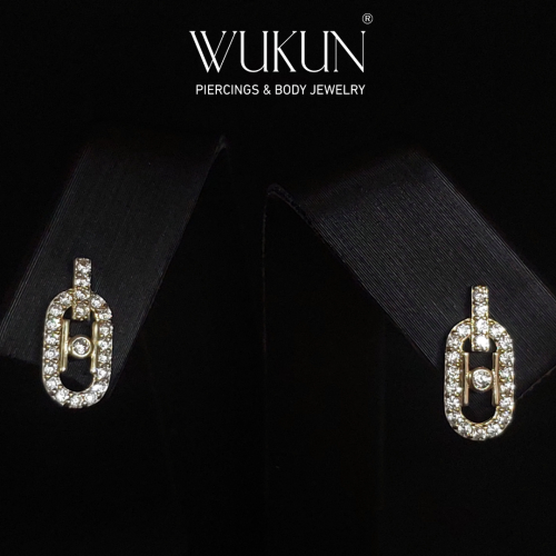 أقراط ذهب عيار 18k شكل بيضاوي متداخل مرصع بفصوص