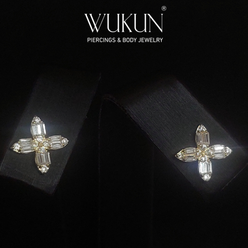 أقراط ذهب عيار 18k بشكل زهرة رباعية بكرستالات لامع...