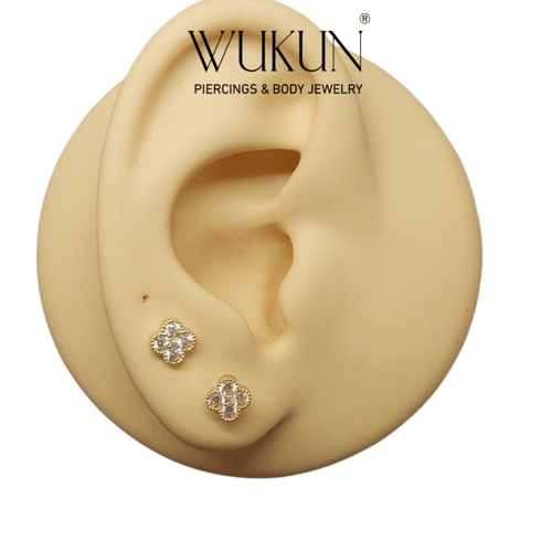 أقراط ذهب عيار 18k شكل وردة رباعية كلاسيك بفصوص