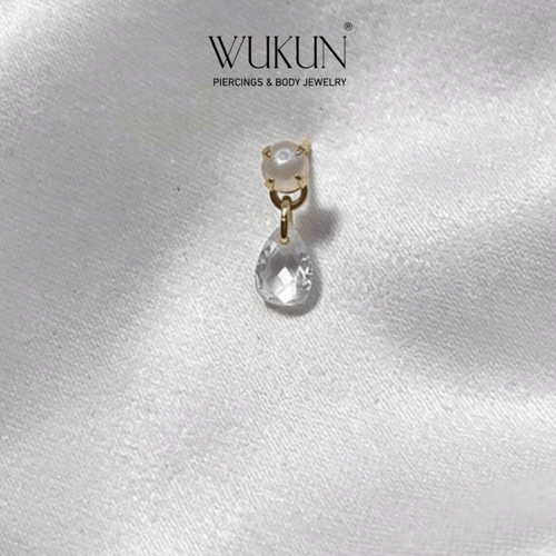 زمام بيرسينج ذهب عيار 18K بحبة لؤلؤ مستزرع وسط وفص...