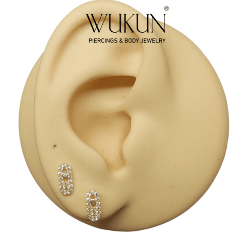 أقراط ذهب عيار 18k شكل بيضاوي مرصع بفصوص لامعة