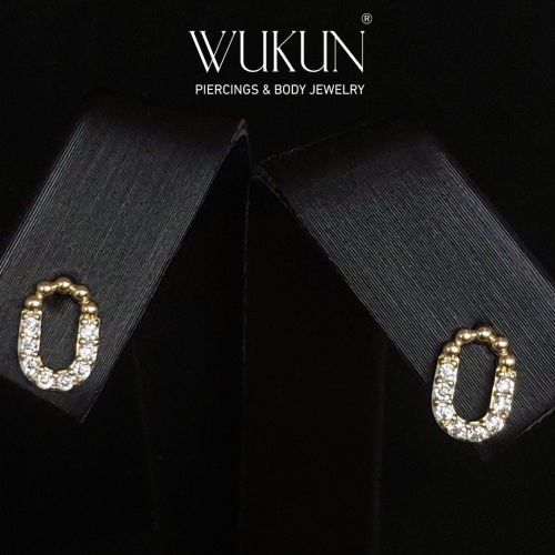 أقراط ذهب عيار 18k بشكل بيضاوي مرصع بالفصوص