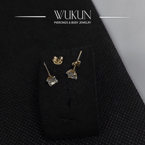 أقراط ذهب عيار 18k بفص واحد أبيض مربع