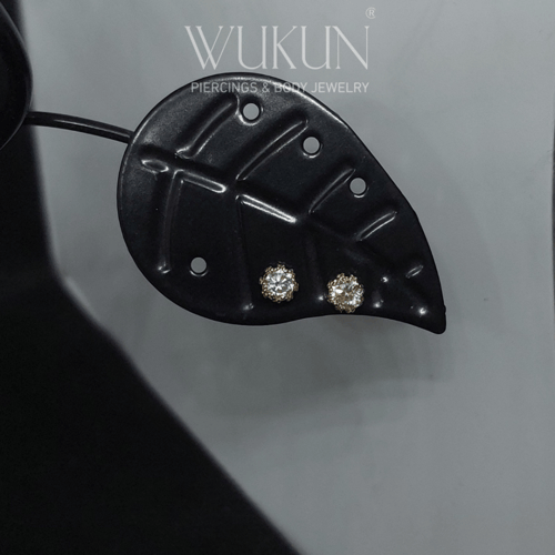 أقراط ذهب عيار 18k بفص أبيض