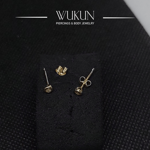 أقراط ذهب عيار 18k دائرة بفص أبيض