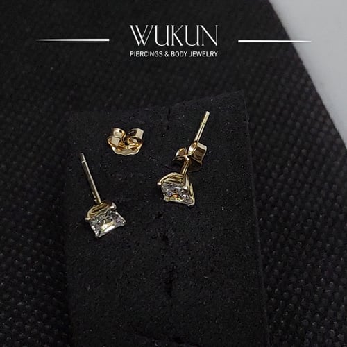 أقراط ذهب عيار 18k بفص واحد أبيض مربع