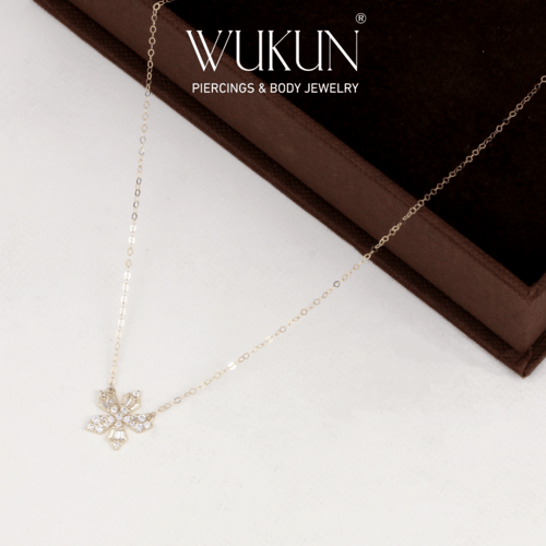 سلسال ذهب عيار 18K شكل وردة بفصوص