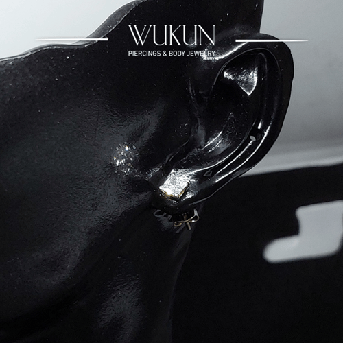 أقراط ذهب عيار 18k بفص واحد أبيض مربع