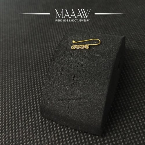 زمام ذهب عيار 18k بدون خرم بأربع فصوص بيضاء صغيرة