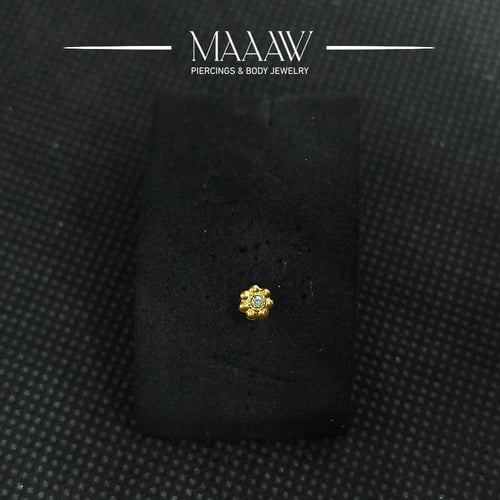 زمام بيرسينج ذهب عيار 18k وردة بفص عاكس ألوان 810