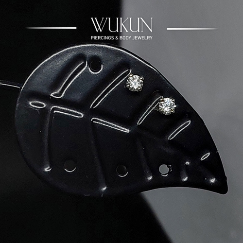 أقراط ذهب عيار 18k بفص واحد أبيض