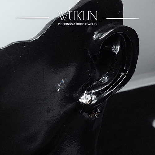 أقراط ذهب عيار 18k بفص واحد أبيض مربع