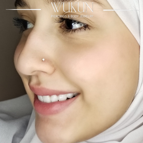 زمام بيرسينج ذهب عيار 18k بفص شفاف لامع صغير جداً