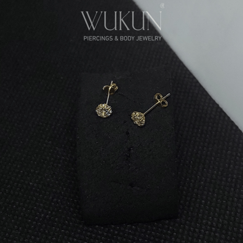 أقراط ذهب عيار 18k بفص أبيض