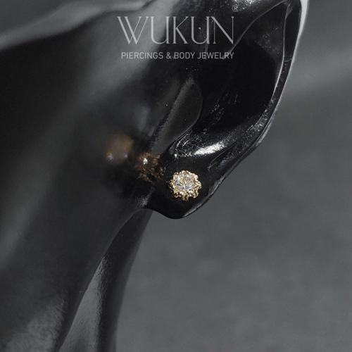 أقراط ذهب عيار 18k بفص أبيض