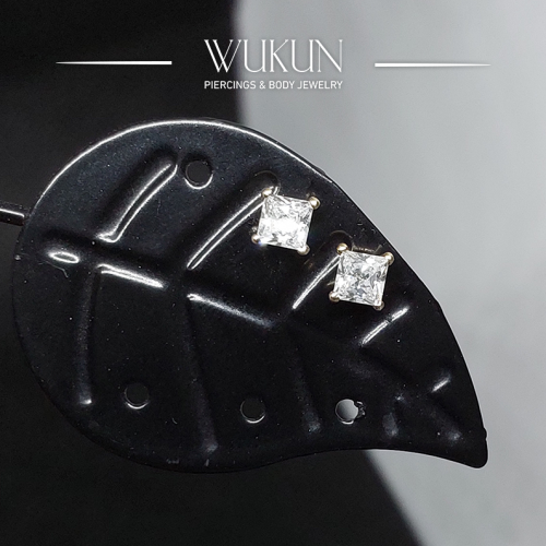 أقراط ذهب عيار 18k بفص واحد أبيض مربع