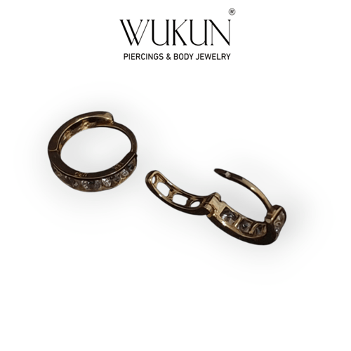 أقراط حلق صغير ذهب عيار 18k كلاسيك مع فصوص لامعة