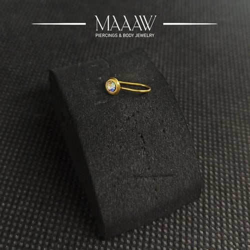 زمام ذهب عيار 18K بدون خرم شكل دائرة بفص سبع ألوان