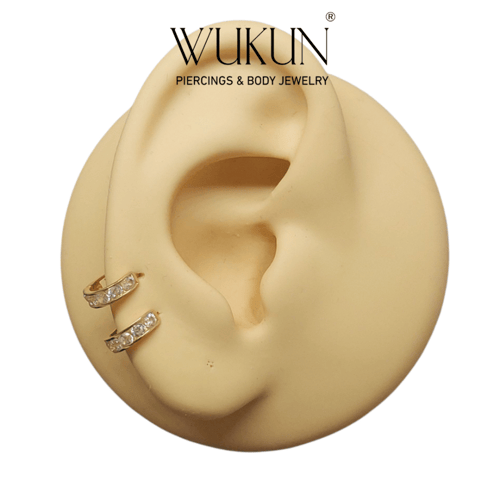 أقراط حلق صغير ذهب عيار 18k كلاسيك مع فصوص لامعة