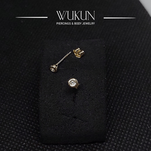 أقراط ذهب عيار 18k دائرة بفص أبيض