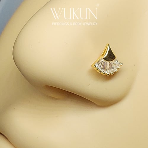 زمام بيرسينج ذهب عيار 18k شكل مميز بكرستالات