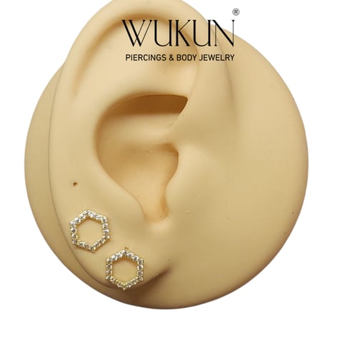 أقراط ذهب عيار 18k بشكل سداسي مرصع بفصوص لامعة