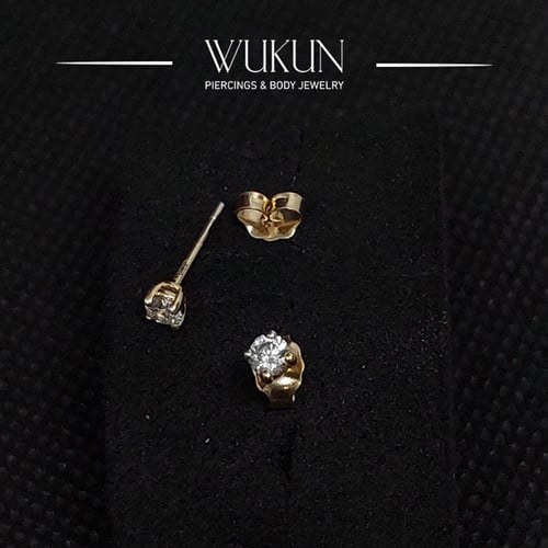 أقراط ذهب عيار 18k بفص واحد أبيض