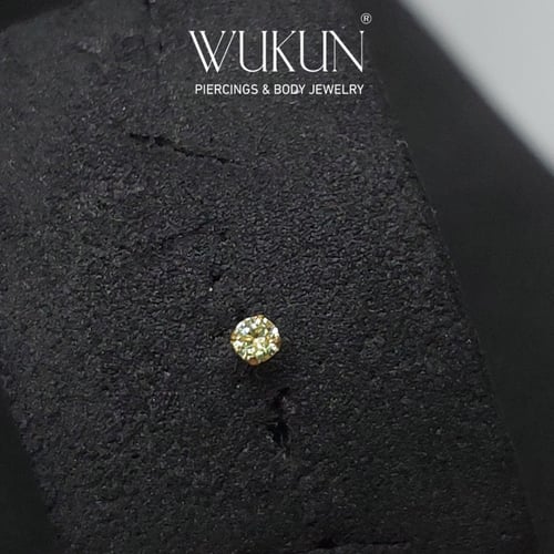 زمام بيرسينج ذهب عيار 18K بفص ليموني فاتح وسط