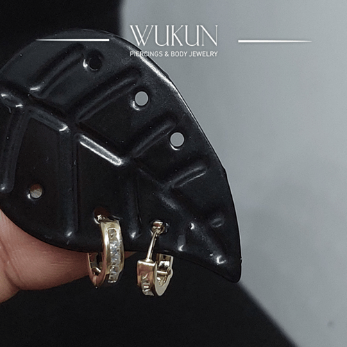 أقراط ذهب حلقة عيار 18k بفصوص