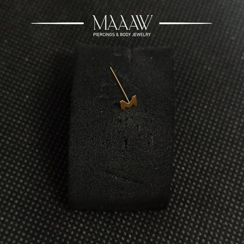 زمام بيرسينج ذهب عيار 18k حرف M