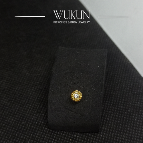 زمام بيرسينج ذهب عيار 18K دائرة منقوشة بفص أبيض