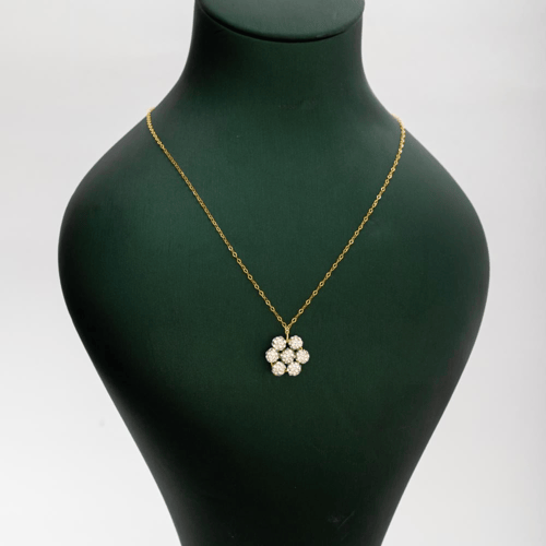 عقد السعادة بتصميم وردة