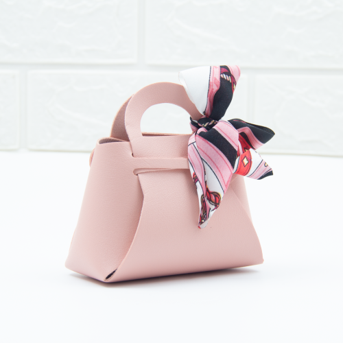 توزيعات شنطة الهبة الوردية الانيقة مع سكارف مخطط