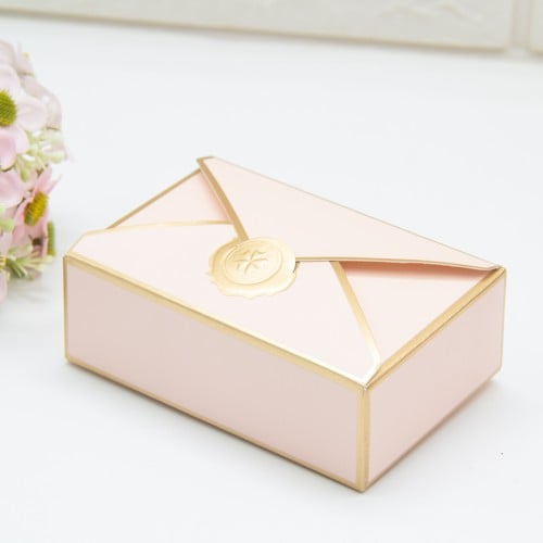 توزيعات الظرف الوردي بحواف ذهبية (10 علب)