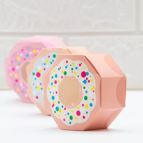 مجموعة 10 علب توزيعات بشكل دونات ملون