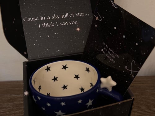 كوب فخار اسود بعبارة انت نجمي الوحيد