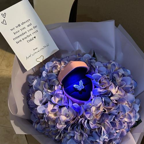 بوكيه ورد وردي مع خاتم الفراشه مطلي بالفضه