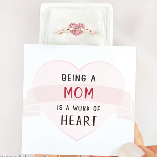 خاتم الام بعبارة للام وعلبه خاصه