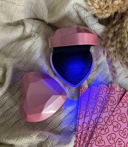 علبة مضيئة شكل قلب باللون الوردي