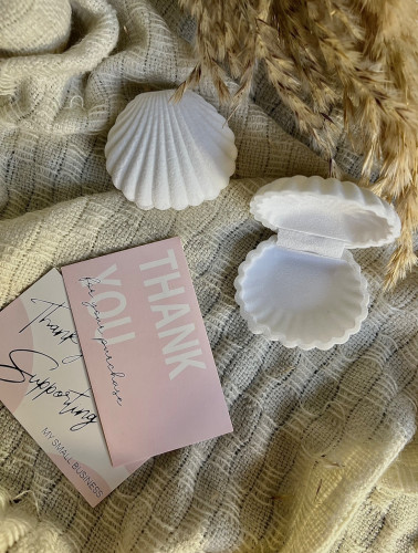 علبة مخمل شكل صدفه