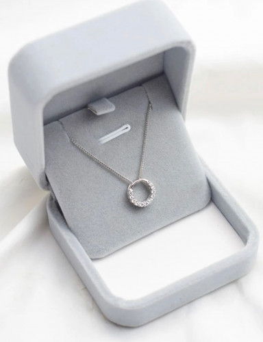 علبه رمادي للقلاده