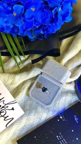 خاتم القلب المشع باللون الازرق لايشمل العلبة