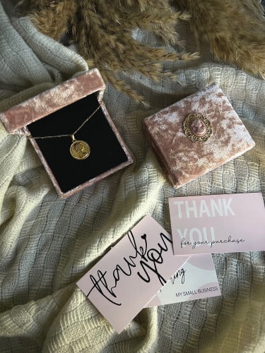 القلادة الفيكتوريه مطلية ذهب عيار 18k + العلبه الم...