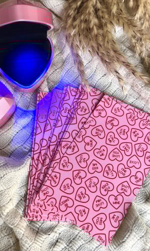 كرت القلوب الوردية