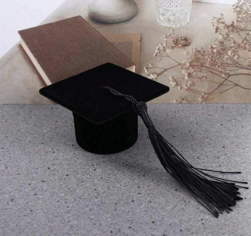 علبة مخمل شكل قبعة تخرج