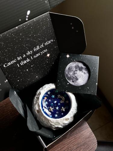 شمعة القمر تشمل كرت القمر المتحرك